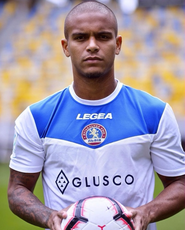 Jonatan com a bola nas mãos no estádio