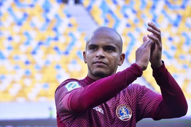 Jonatan aplaudindo a torcida