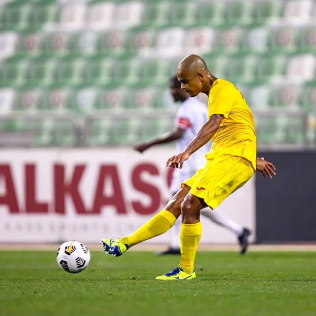 Jonatan finalizando de uniforme amarelo