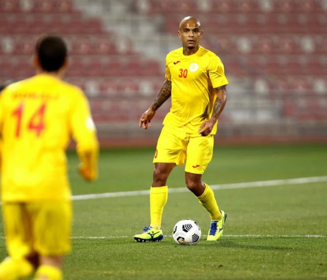 Jonatan com a bola dominada em partida oficial