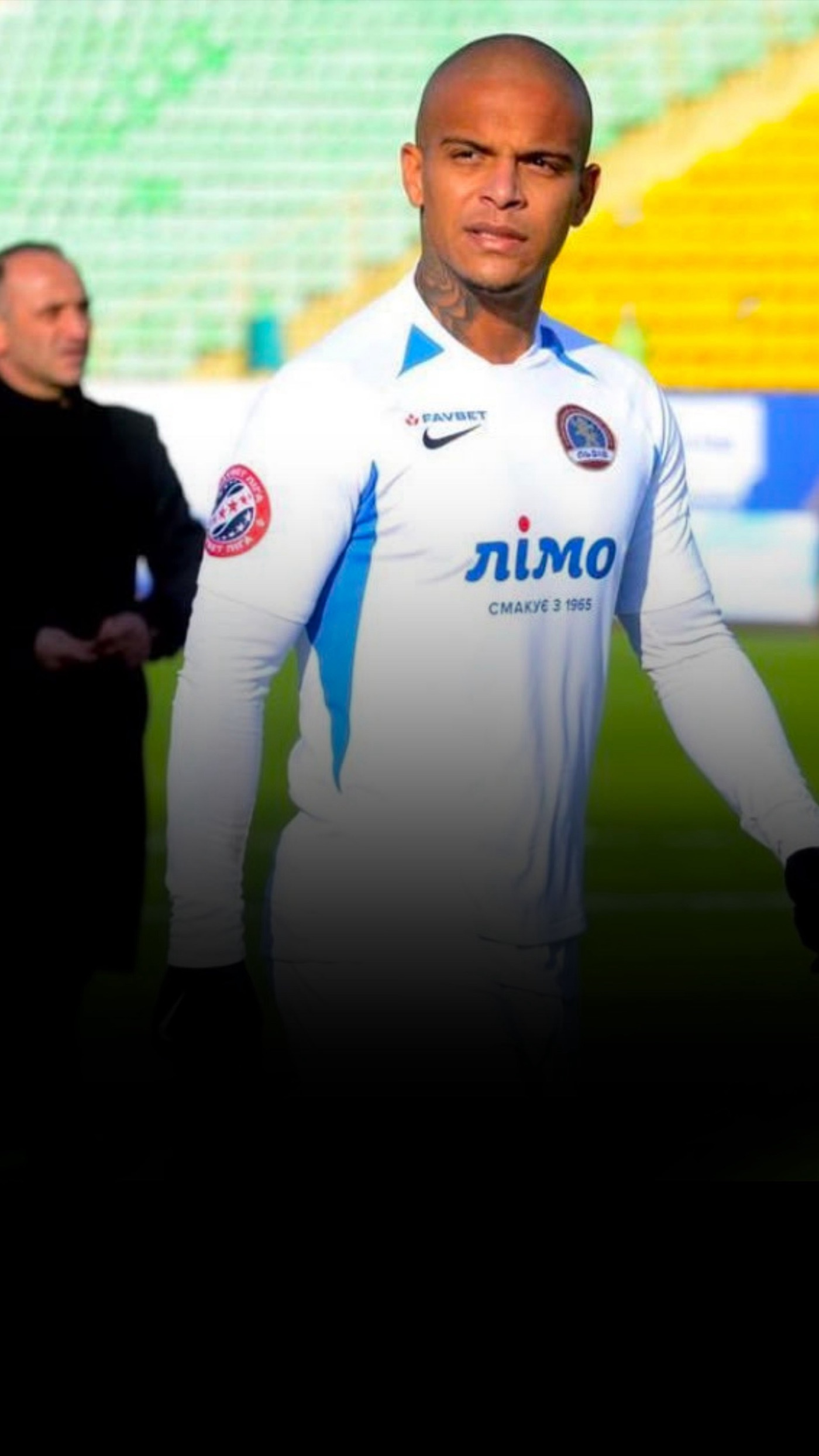 Jonatan uniformizado no gramado do estádio